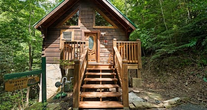 Cozy, Romantic, Jacuzzi & Private covered deck w/ Hot Tub, Heavenly!
