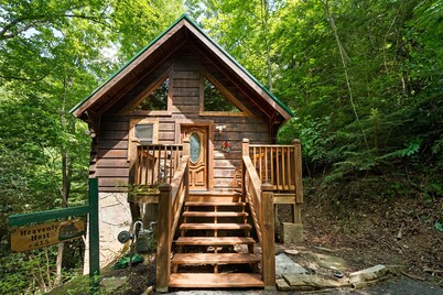Cozy, Romantic, Jacuzzi & Private covered deck w/ Hot Tub, Heavenly!