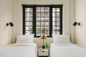 Individuell dekoriert, individuell eingerichtet, Schreibtisch