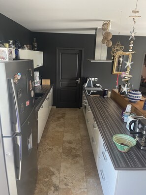 Private kitchen - Nice house with swimming pool  (Saint-Marcel-lès-Valence)