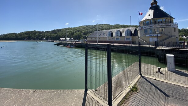 A waterfront building with a sign reading "BUREAU DU PORT". - House with beautiful view, swimming pool, beach 5 min walk (Dives-sur-Mer)