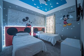 7 bedrooms, iron/ironing board, free WiFi, bed sheets - Storey Lake Resort, private pool, and much more!! (Kissimmee)