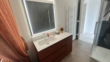 Douche, sĂšche-cheveux, bidet, serviettes fournies