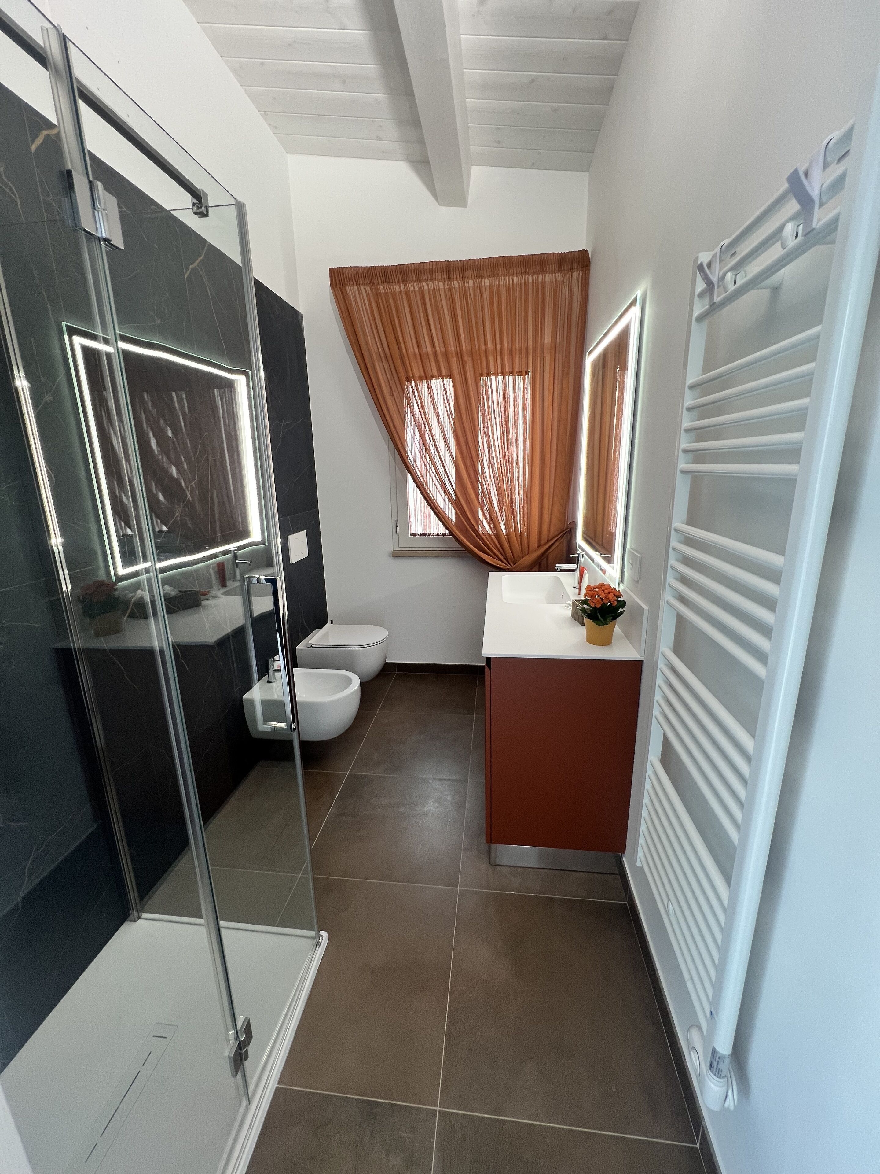 Douche, sèche-cheveux, bidet, serviettes fournies