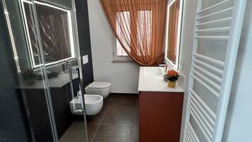 Douche, sĂšche-cheveux, bidet, serviettes fournies