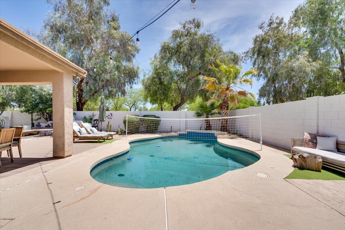 4 Bedroom Home With Swimming Pool, BBQ, Large Yard , Pool table, games and more!