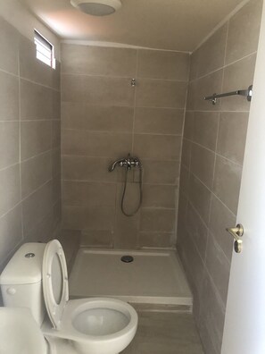 Ensemble douche/baignoire, papier toilette
