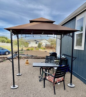 Outdoor dining - Quiet, spacious Master Bdrm, private bath, private entrance, in Verde Valley AZ (Camp Verde)