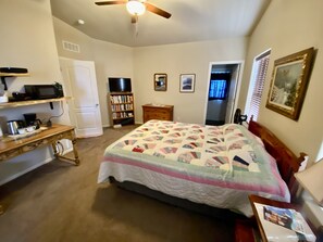 1 bedroom, desk, WiFi, bed sheets - Quiet, spacious Master Bdrm, private bath, private entrance, in Verde Valley AZ (Camp Verde)