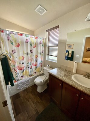 Combined shower/bathtub, towels, soap, toilet paper - Quiet, spacious Master Bdrm, private bath, private entrance, in Verde Valley AZ (Camp Verde)