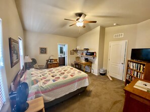 1 bedroom, desk, WiFi, bed sheets - Quiet, spacious Master Bdrm, private bath, private entrance, in Verde Valley AZ (Camp Verde)