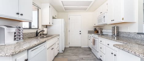 Geladeira, micro-ondas, fogão, cooktop