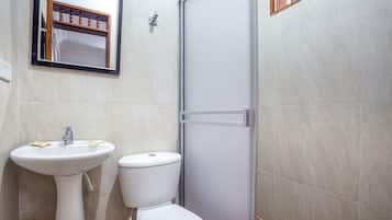 Superior-Doppelzimmer | Badezimmer | Dusche, Designer-Toilettenartikel, Handtücher, Seife