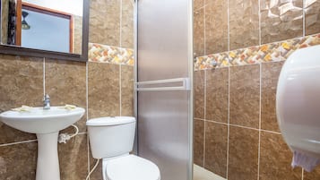 Habitación triple estándar | Baño | Regadera, amenidades de baño de diseñador, toallas, jabón