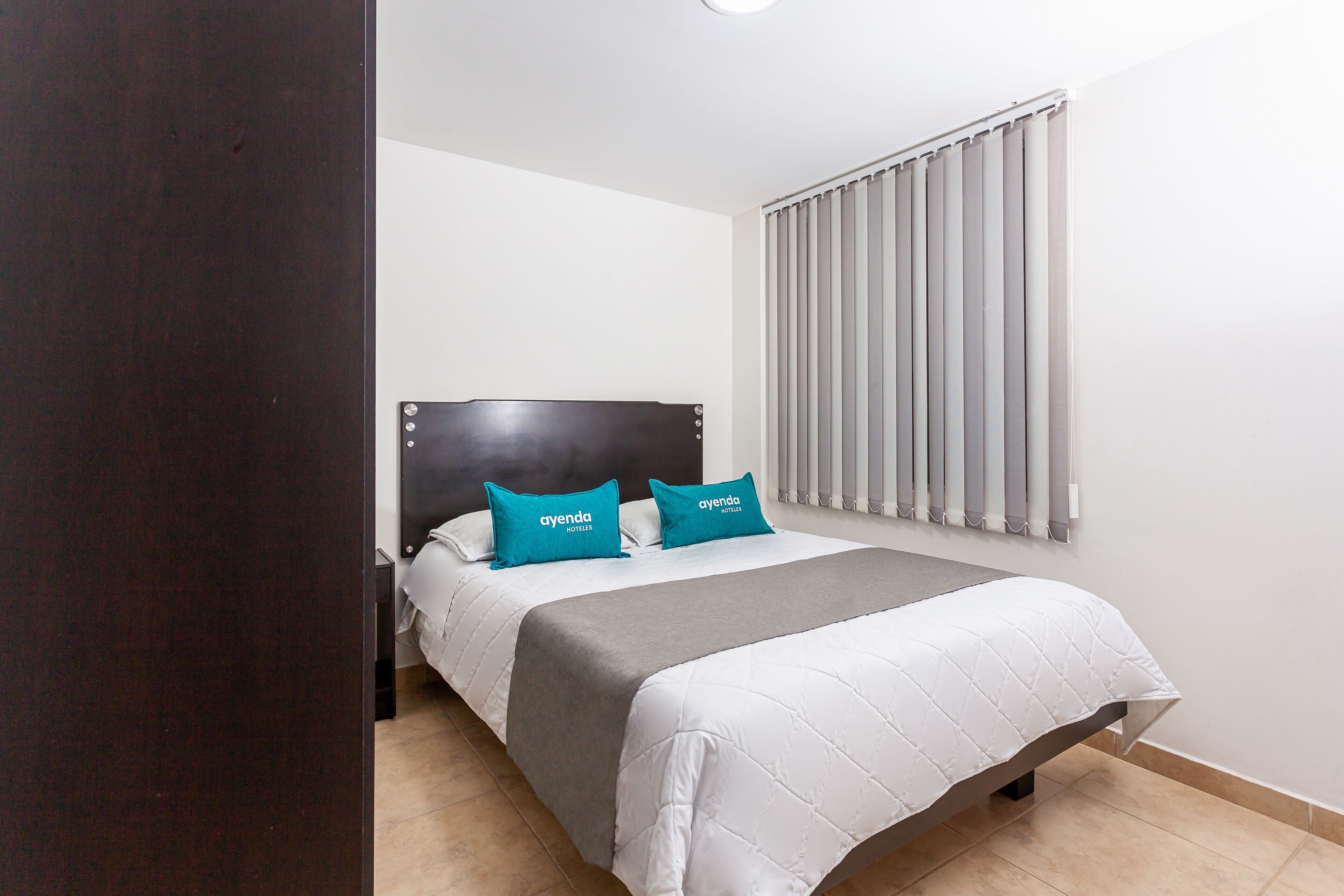 Ropa de cama hipoalergénica y tabla de planchar con plancha 