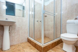 Standard Triple Room | Bathroom | Shower, designer toiletries, towels, soap