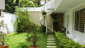 A courtyard with a spiral staircase, potted plants, and a stone pathway. - A house with views in Ccs in a safe area III (Caracas)