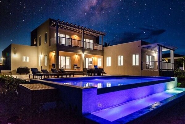 Een buitenzwembad, een verwarmd zwembad