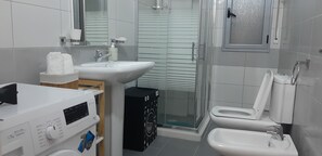 Douche, sĂšche-cheveux, bidet, savon