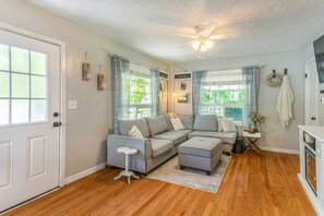 Smart TV, fireplace, books, stereo