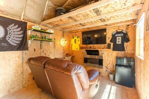 TV connectée, cheminée, livres, chaîne hi-fi