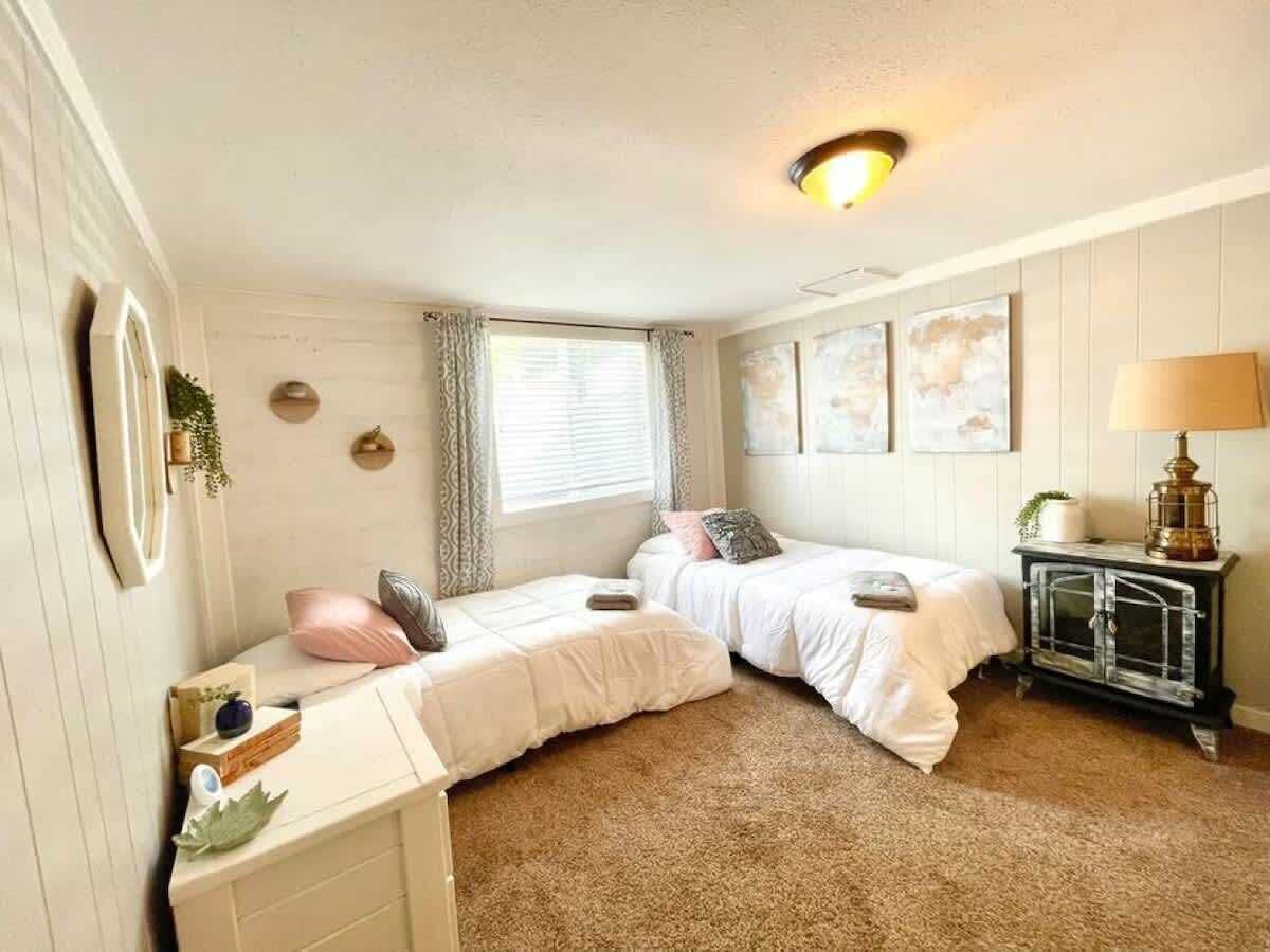 3 habitaciones, escritorio y tabla de planchar con plancha 