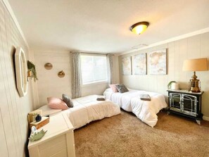 3 habitaciones, escritorio y tabla de planchar con plancha 