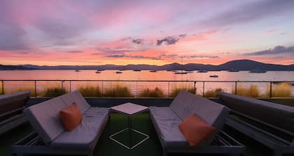 Unique crashpad with pool, private terrace & garden, sleeps 4 - 1 bed apartment