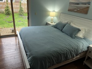 3 bedrooms, free WiFi, bed sheets - Sunny Vineyard Getaway Close to Everything steps from sound clean and comfy (Tisbury)