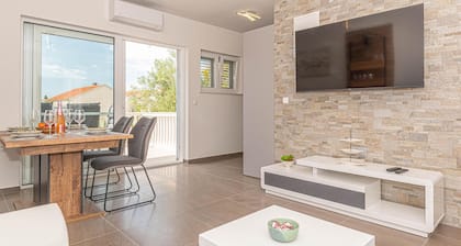 2 bedroom awesome apartment in Pirovac