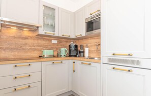 Een koelkast, een kookplaat, een vaatwasser