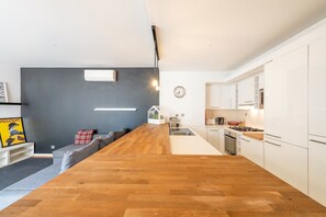 Fridge, microwave, oven, stovetop - GuestReady - Contemporary studio in Chiado (Lisboa)