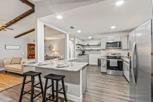 Fully renovated Boho cottage with 3 bedrooms & king bed just outside of Mt Dora