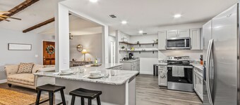 Fully renovated Boho cottage with 3 bedrooms & king bed just outside of Mt Dora