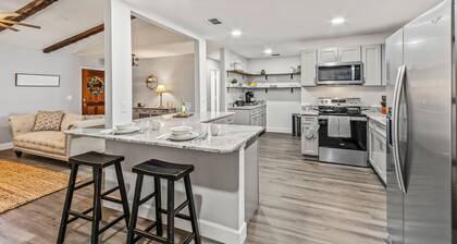 Fully renovated Boho cottage with 3 bedrooms & king bed just outside of Mt Dora