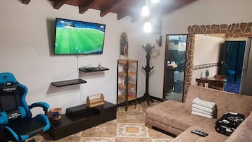Smart TV, tenis de mesa, libros y biblioteca musical