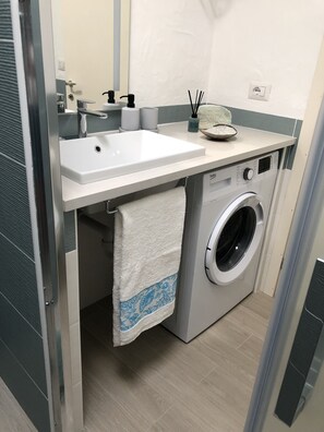 シャワー、ヘアドライヤー、ビデ、タオル