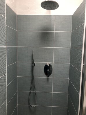 Douche, sèche-cheveux, bidet, serviettes fournies