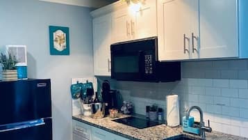 Refrigerador, microondas, lavavajillas y cafetera y tetera