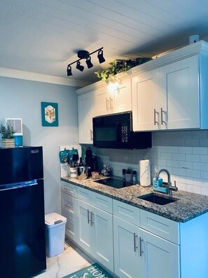 Køleskab, mikrobølgeovn, opvaskemaskine, kaffe-/temaskine