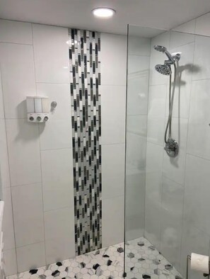 تجهيزات دش، مجففات شعر، مناشف، صابون