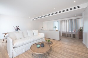 行政公寓, 1 張加大雙人床及 1 張梳化床 | 客廳 | 55 吋智能電視連數碼電視頻道、電視