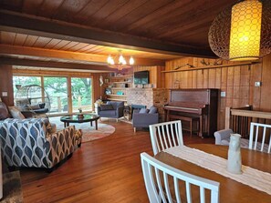 Smart TV, chimenea, biblioteca musical y impresora