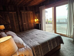 3 bedrooms, desk, iron/ironing board, travel crib