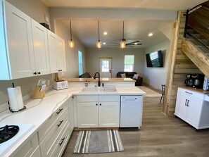 Jääkaappi, mikroaaltouuni, uuni, liesi