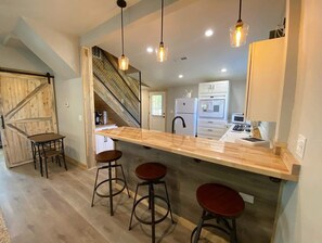 Jääkaappi, mikroaaltouuni, uuni, liesi