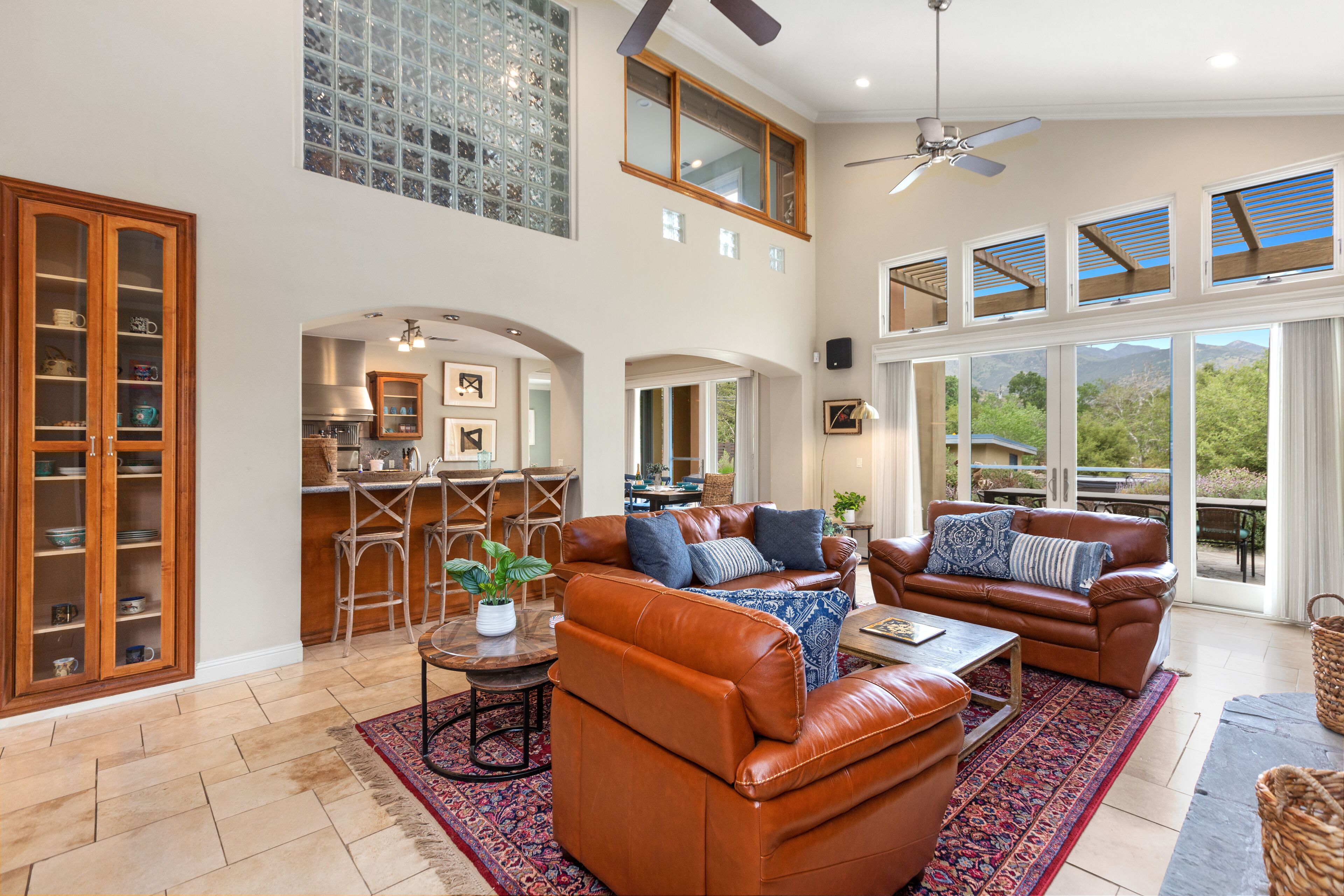 TV connectée, table de tennis de table, écrans d'ordinateur