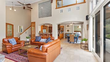 TV connectée, table de tennis de table, écrans d'ordinateur