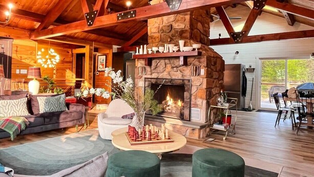 Living area - Sky Pine Lodge - Chalet Atop the World (Jim Thorpe)