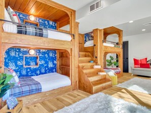 5 chambres, bureau, fer et planche à repasser, lit de bébé portatif